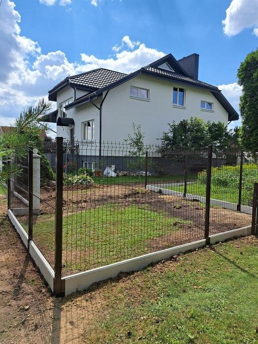 Segmentinė tvora ant betoninio pagrindo